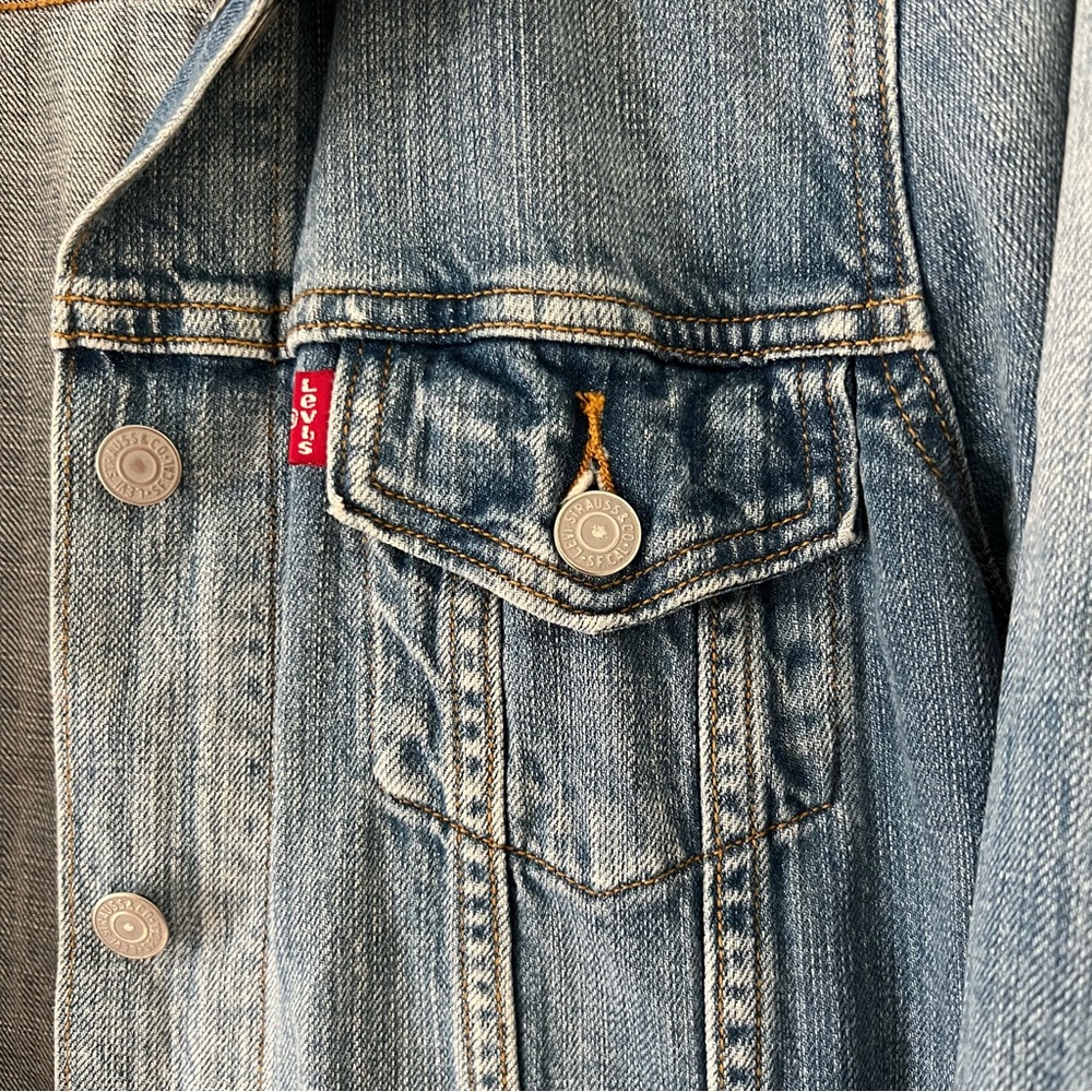 Levi’s Jean Jacket - Picture 4 of 9